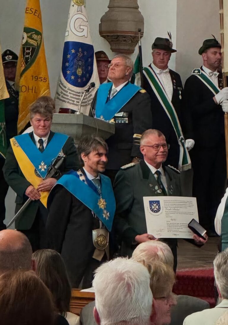 Frank Schröder zum Ritter ernannt